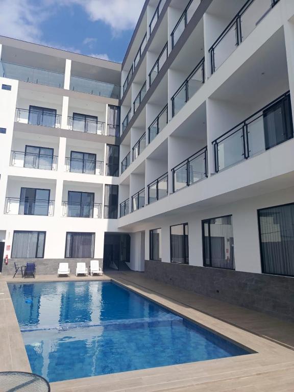 Bazén v ubytování Manta Surf Hotel nebo v jeho okolí