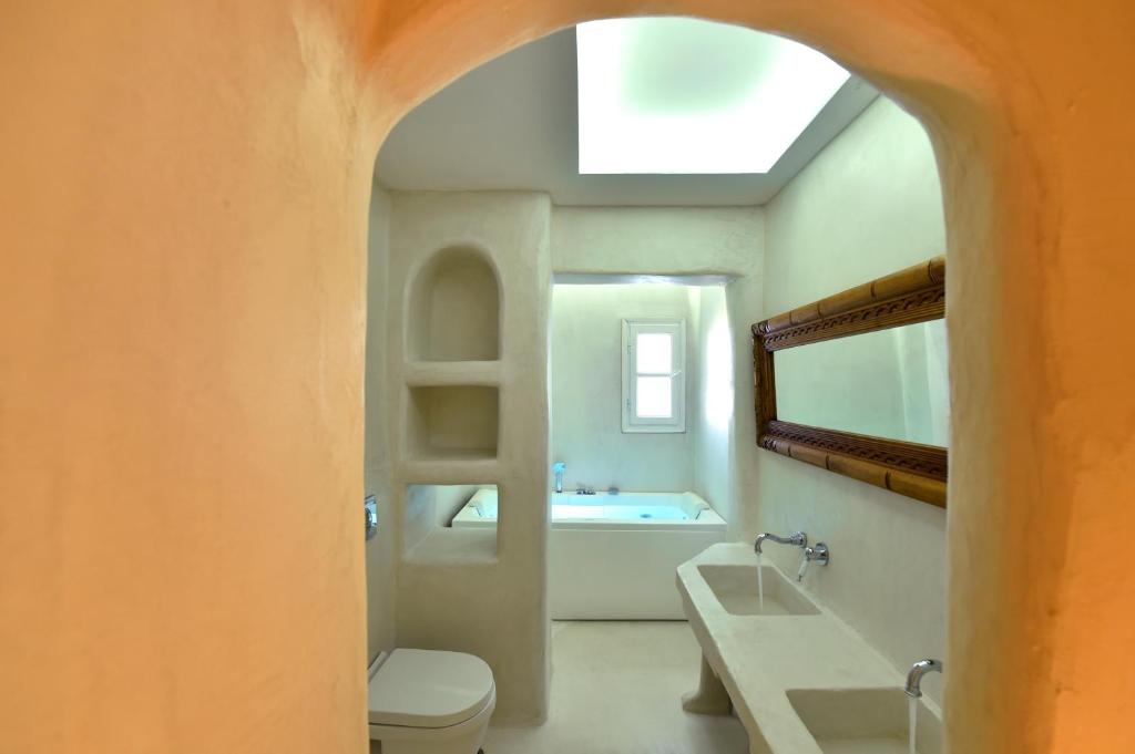 Koupelna v ubytování Zefi Hotel & Suites