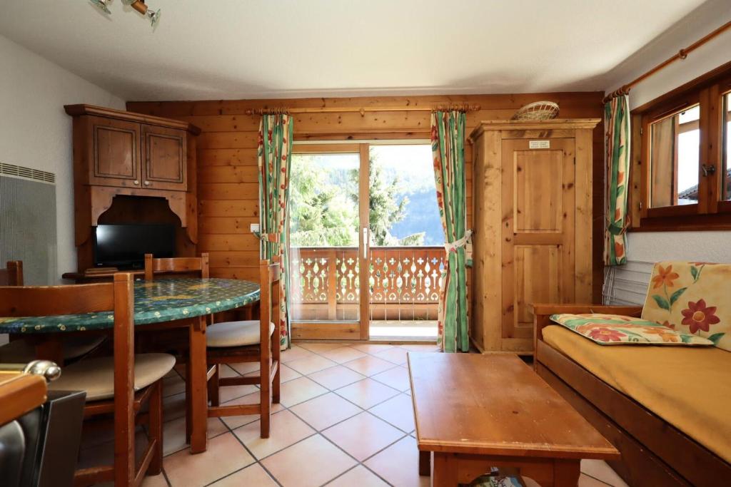 un salon avec une table et un canapé dans l'établissement Résidence Les Hauts De Chavants - Hauts de Chavants Berard 01 MAE-6419, aux Houches