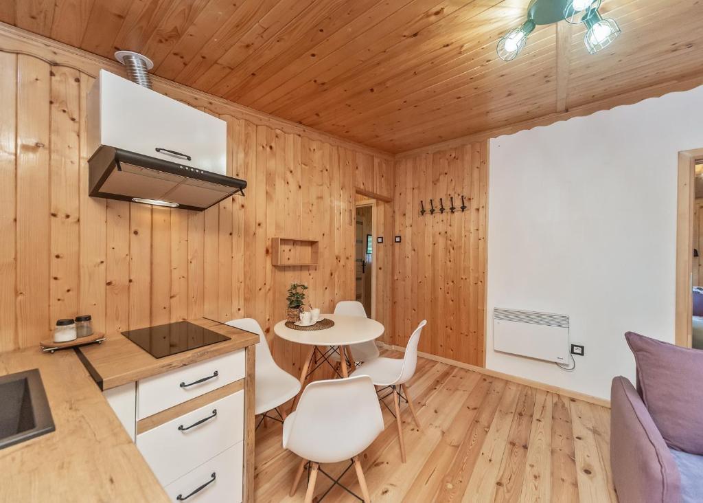 Kuchyňa alebo kuchynka v ubytovaní Domek Romanówka