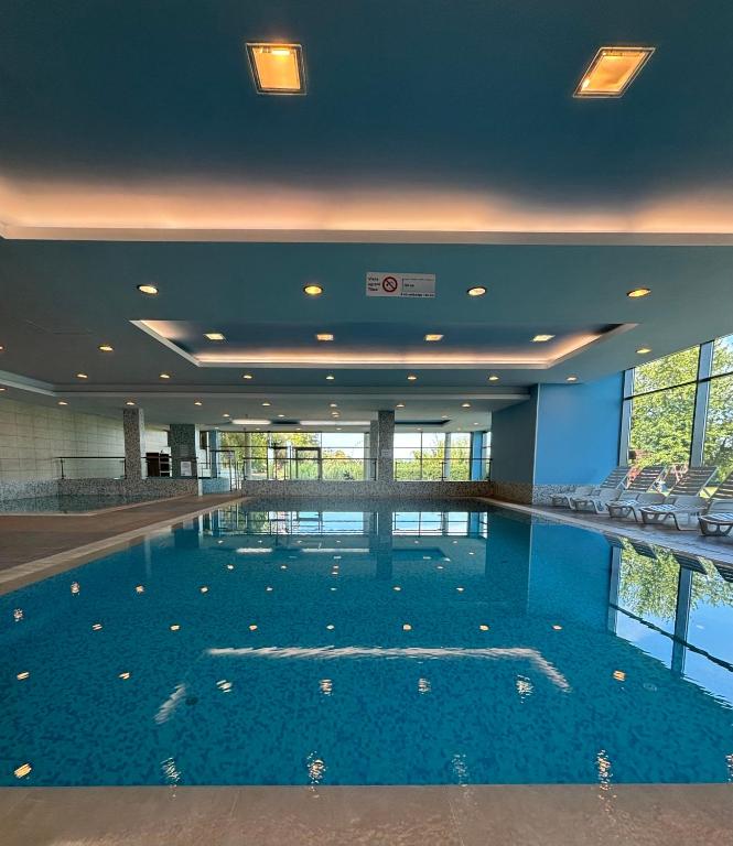 Bazén v ubytovaní Club218 The Sunset - wellness apartment alebo v jeho blízkosti