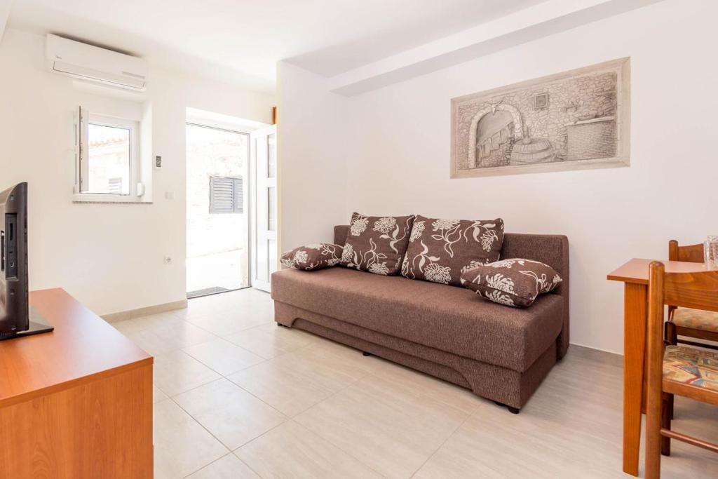 salon z kanapą i telewizorem w obiekcie Apartment MiMa w Medulinie