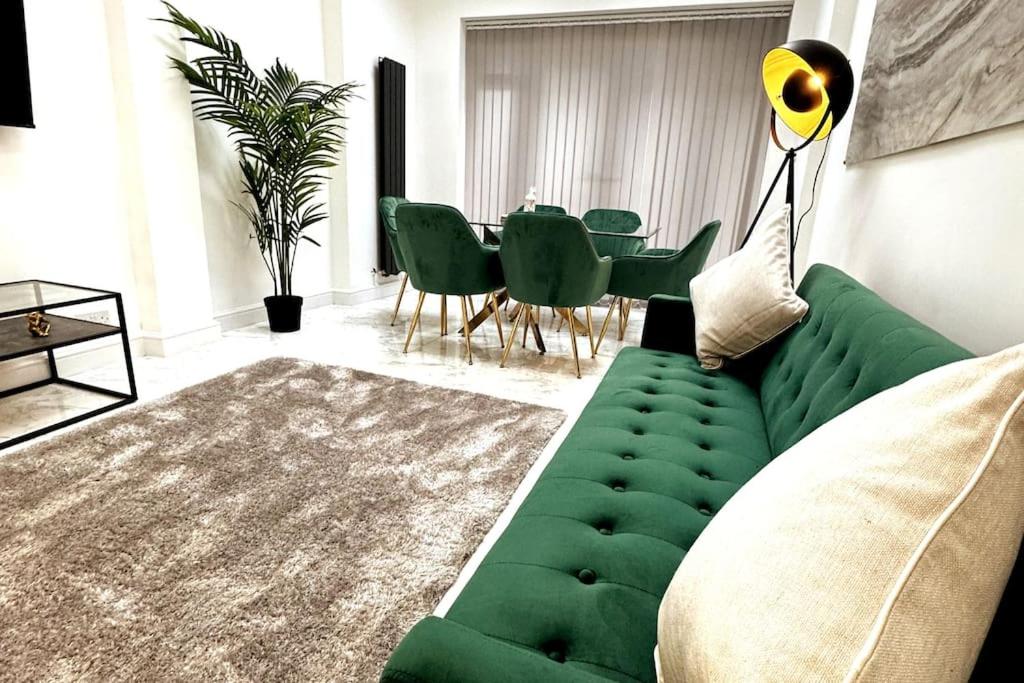 Χώρος καθιστικού στο Spacious Luxury 2bd - Long Term