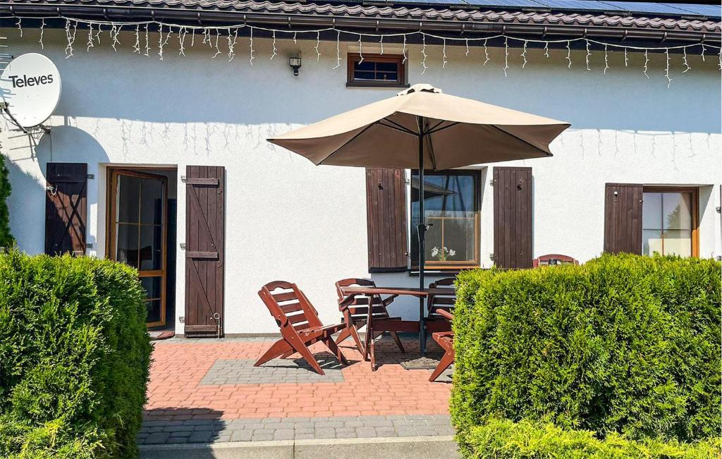 stół z parasolką przed domem w obiekcie Gorgeous Home In Slawno With Wifi w mieście Sławno