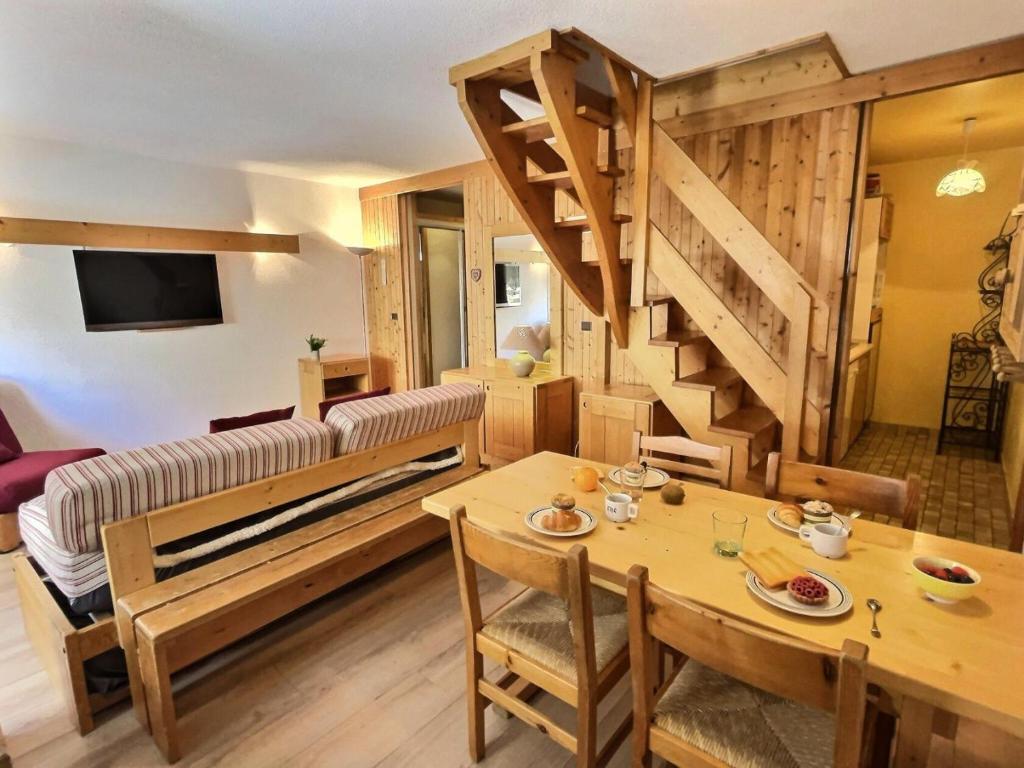 Televízia a/alebo spoločenská miestnosť v ubytovaní Résidence Hameaux De Val - Votre grand studio mezzanine avec garage couvert à 5 min des pistes MAE-1004