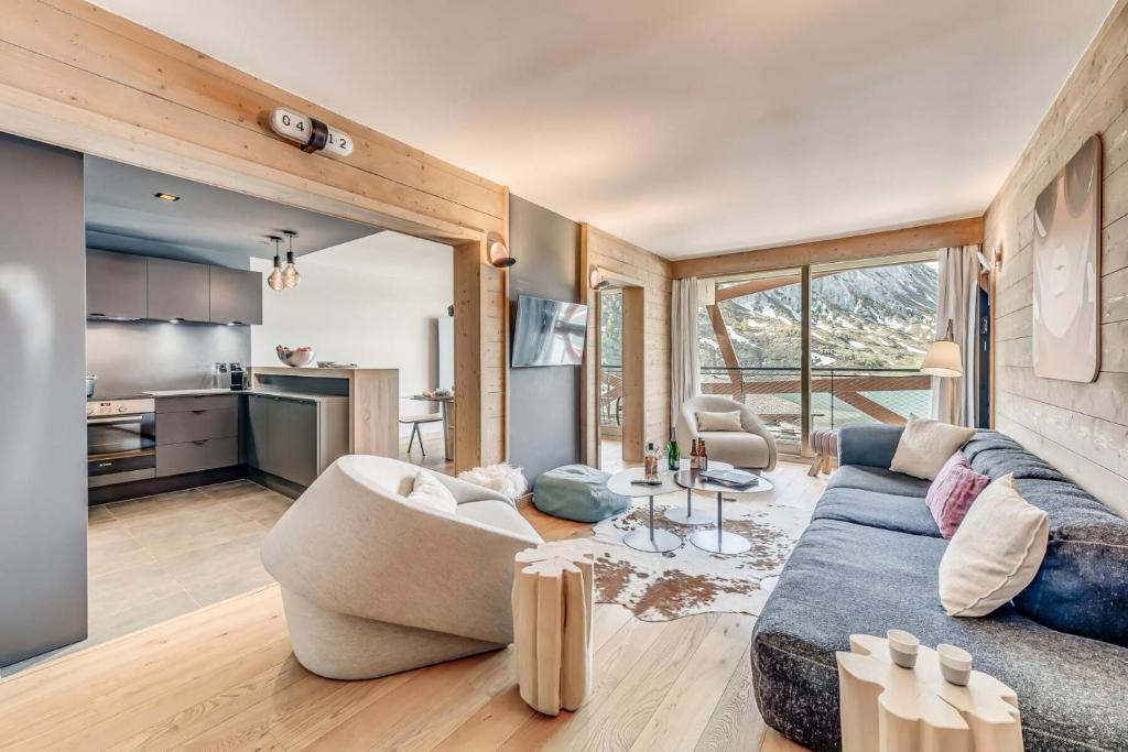 un salon avec un canapé et une table dans l'établissement Résidence Phoenix - 4 pièces 6 personnes 4 MAE-7211, à Tignes