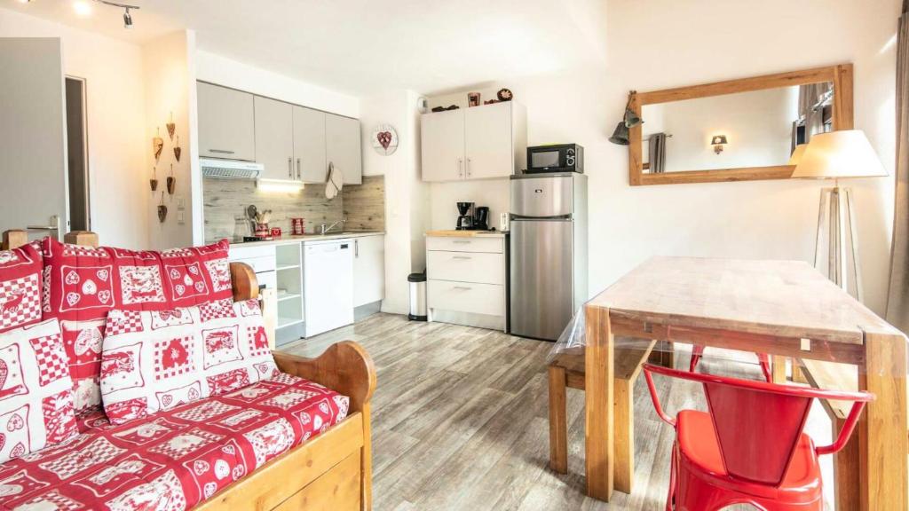 un salon et une cuisine avec un canapé et une table dans l'établissement Chalets De La Vanoise - Les Chalets de la Vanoise CV1305 MAE-9964, à Villarodin-Bourget
