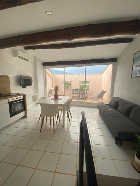 una sala de estar con un sofá y una mesa en Appartement Bedoin avec vue sur le Mont Ventoux, en Bédoin