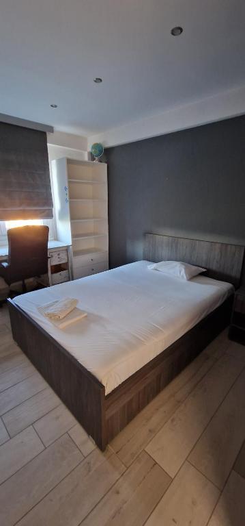 Postel nebo postele na pokoji v ubytování THE GREY VILLA