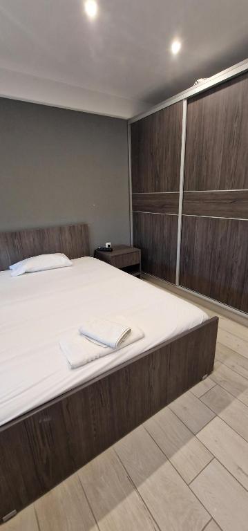Postel nebo postele na pokoji v ubytování THE GREY VILLA