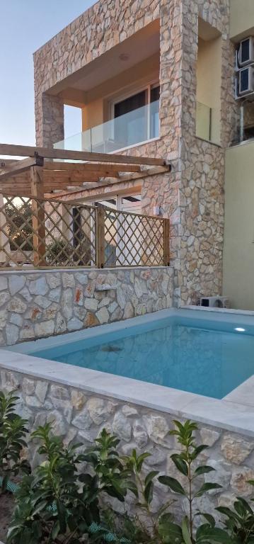 Bazén v ubytování IVANKA'S VILLAS nebo v jeho okolí