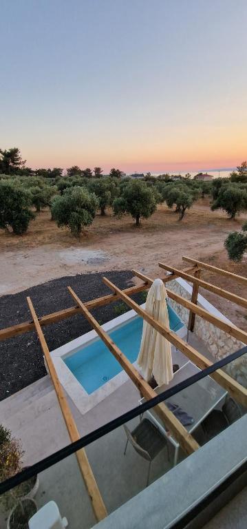 Bazén v ubytování IVANKA'S VILLAS nebo v jeho okolí