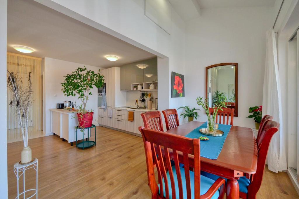 Image showcasing 2 Bed Apartment- Central London- Lift & Balcony | Apartment in London