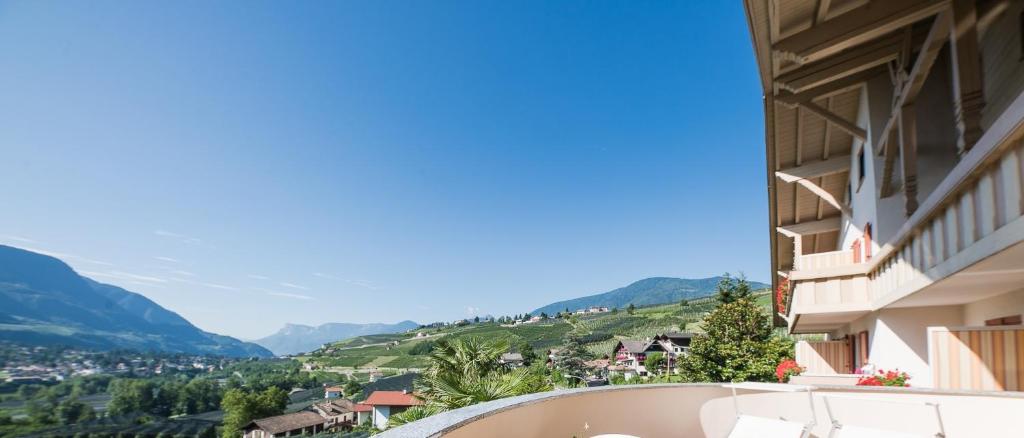 Nespecifikovaný výhled na hory nebo výhled na hory při pohledu z hotelu