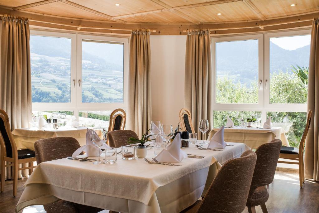 Nespecifikovaný výhled na hory nebo výhled na hory při pohledu z hotelu