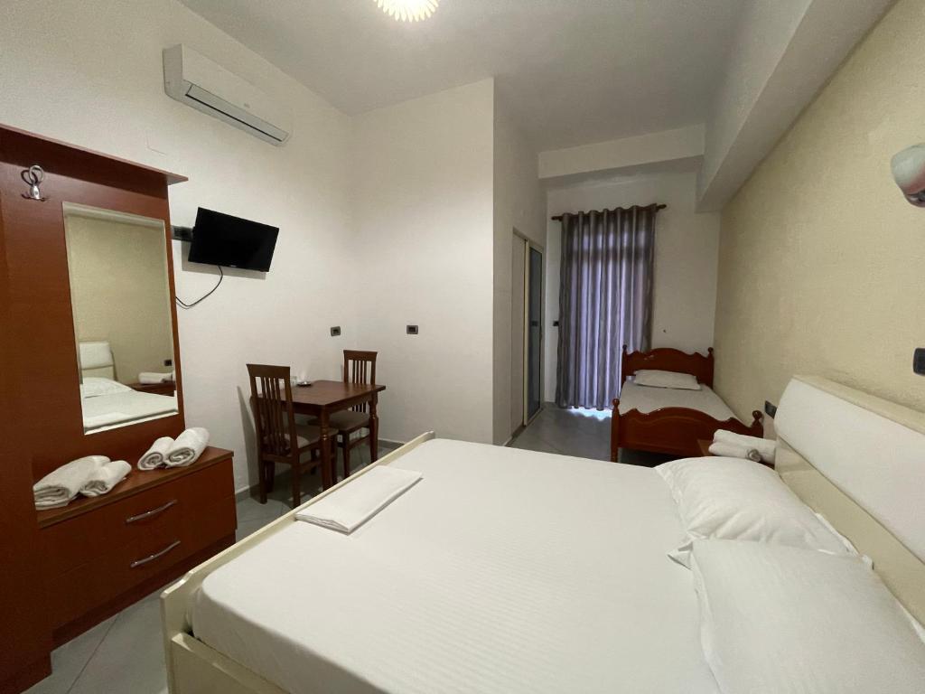 Postel nebo postele na pokoji v ubytování Hotel Latifi