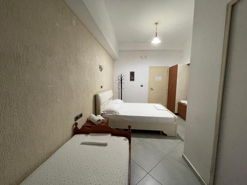 Postel nebo postele na pokoji v ubytování Hotel Latifi