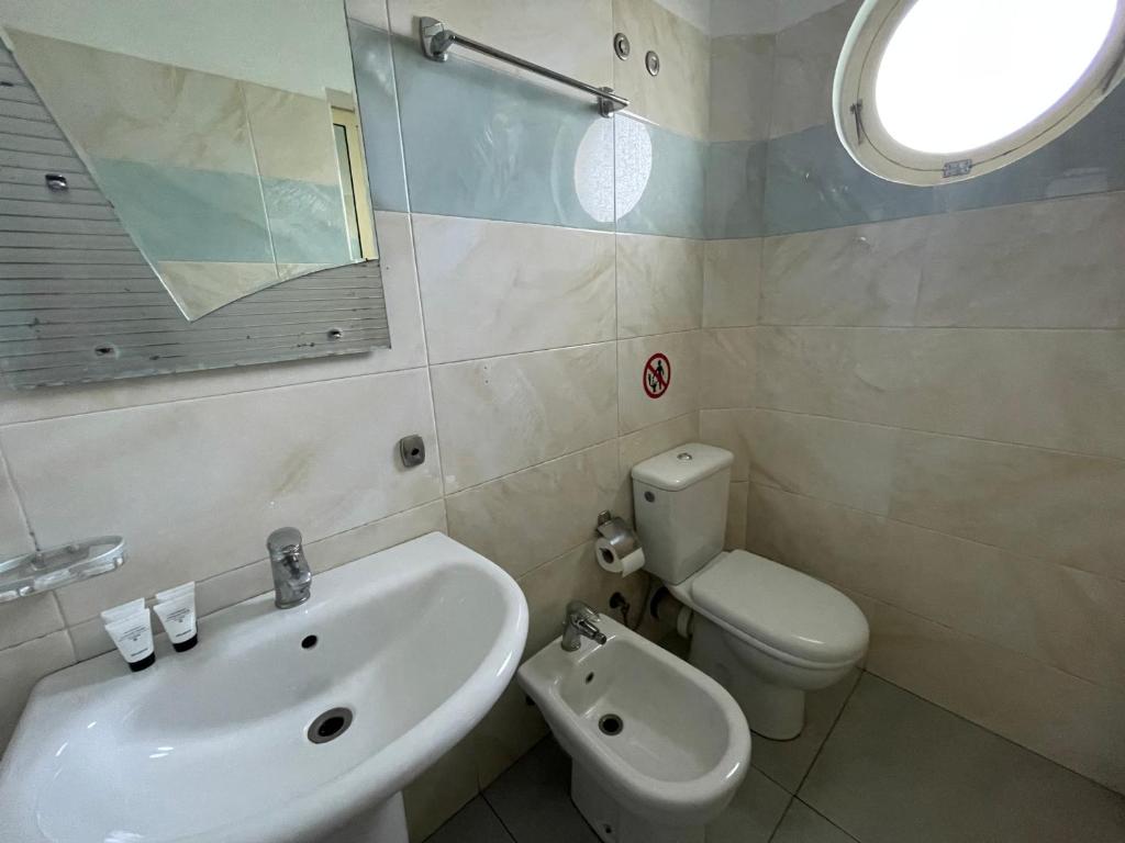 Koupelna v ubytování Hotel Latifi