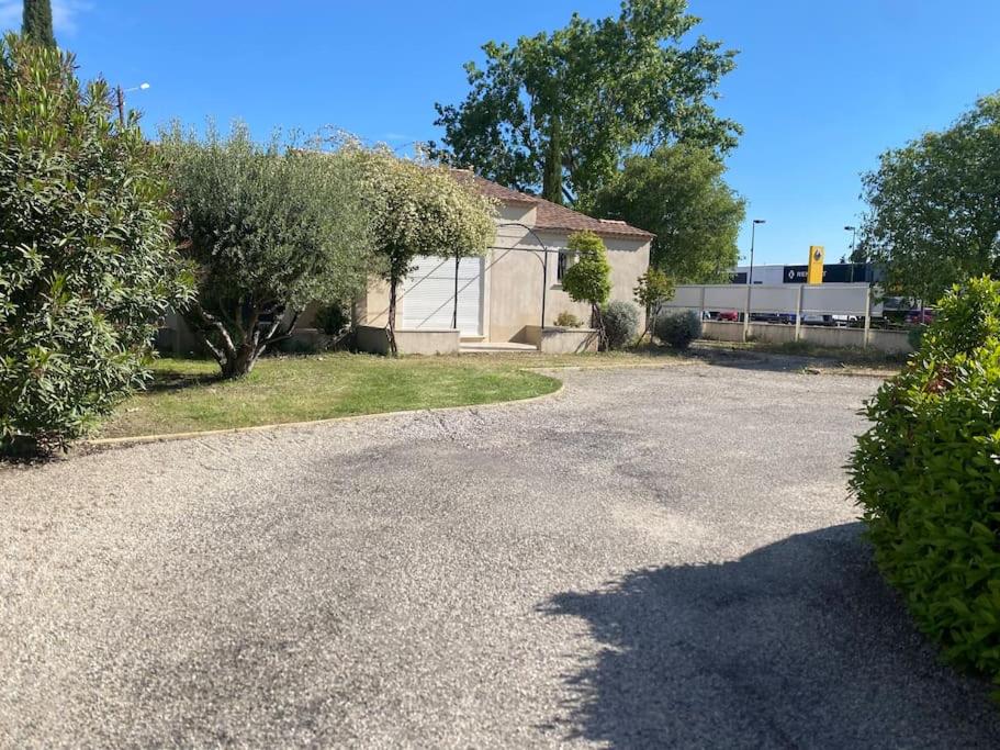 une allée d'une maison avec garage dans l'établissement Bienvenue en provence, à Orange