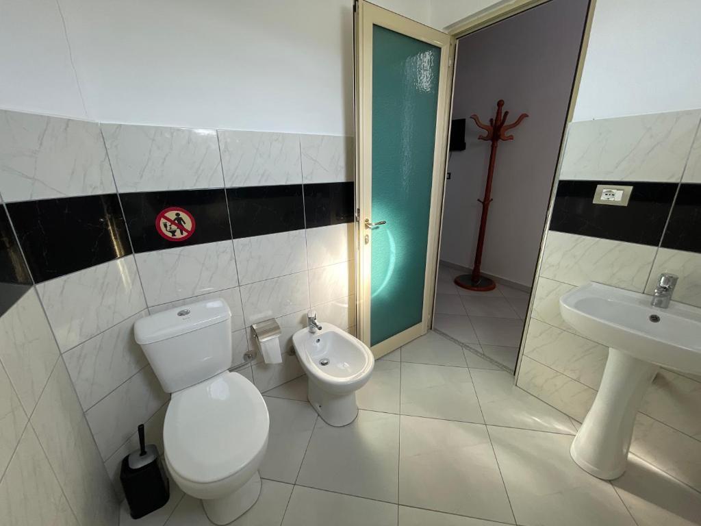 Koupelna v ubytování Hotel Latifi