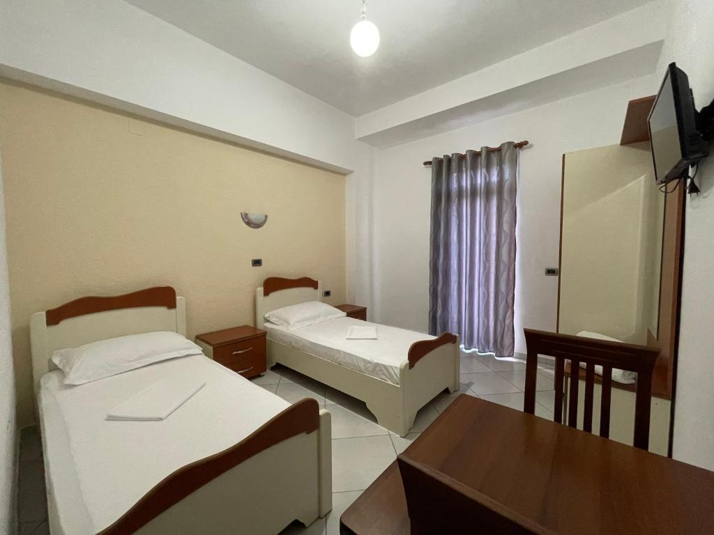 Postel nebo postele na pokoji v ubytování Hotel Latifi