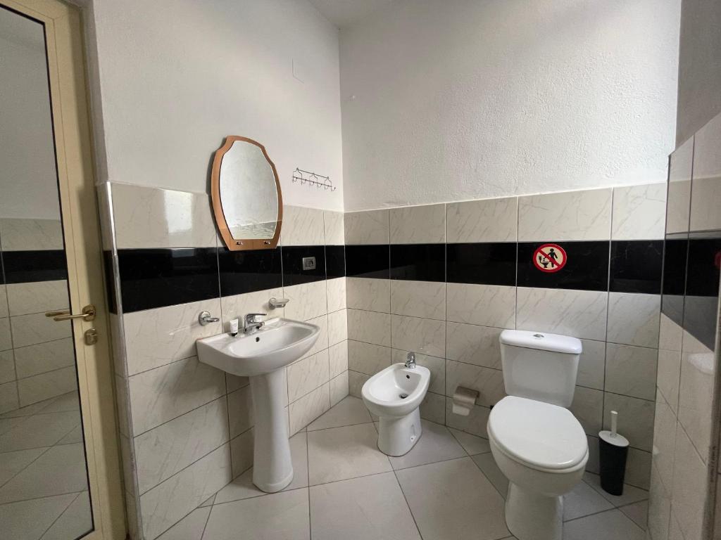 Koupelna v ubytování Hotel Latifi