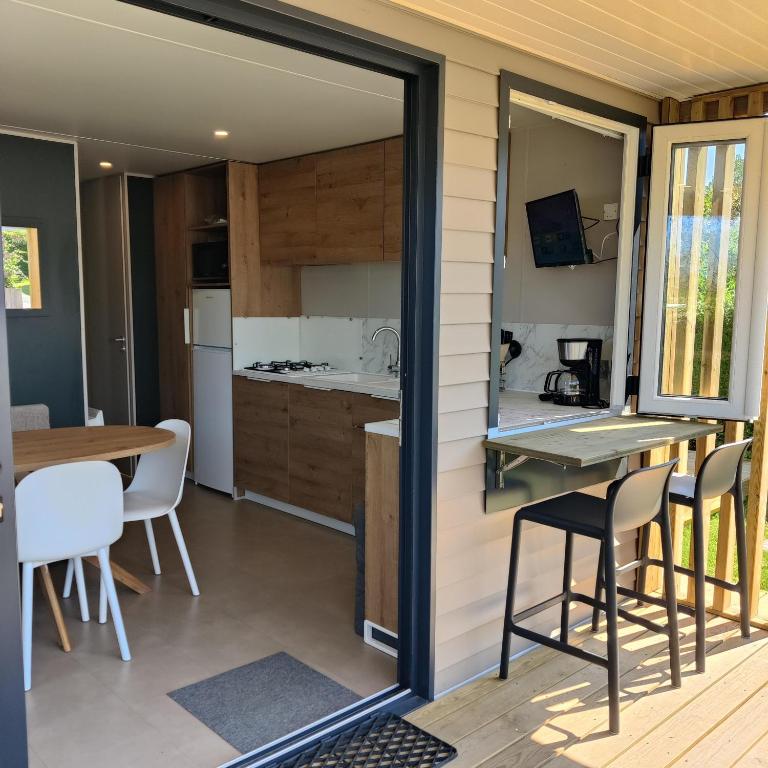 Photo de la galerie de l'établissement Bungalow Neuf dans camping 3 etoiles, à Hervelinghen