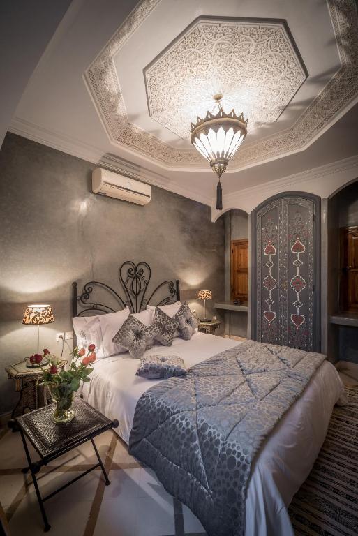 Postel nebo postele na pokoji v ubytování Riad Dar Attika