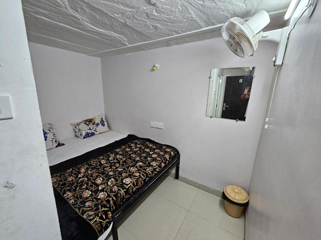 Postel nebo postele na pokoji v ubytování HOTEL DEV BHOOMI -Ujjain