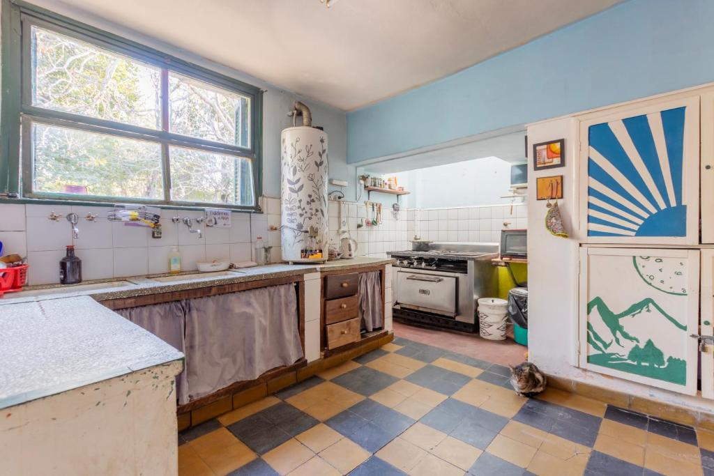 Kuchyň nebo kuchyňský kout v ubytování Puerta Azul Hostel