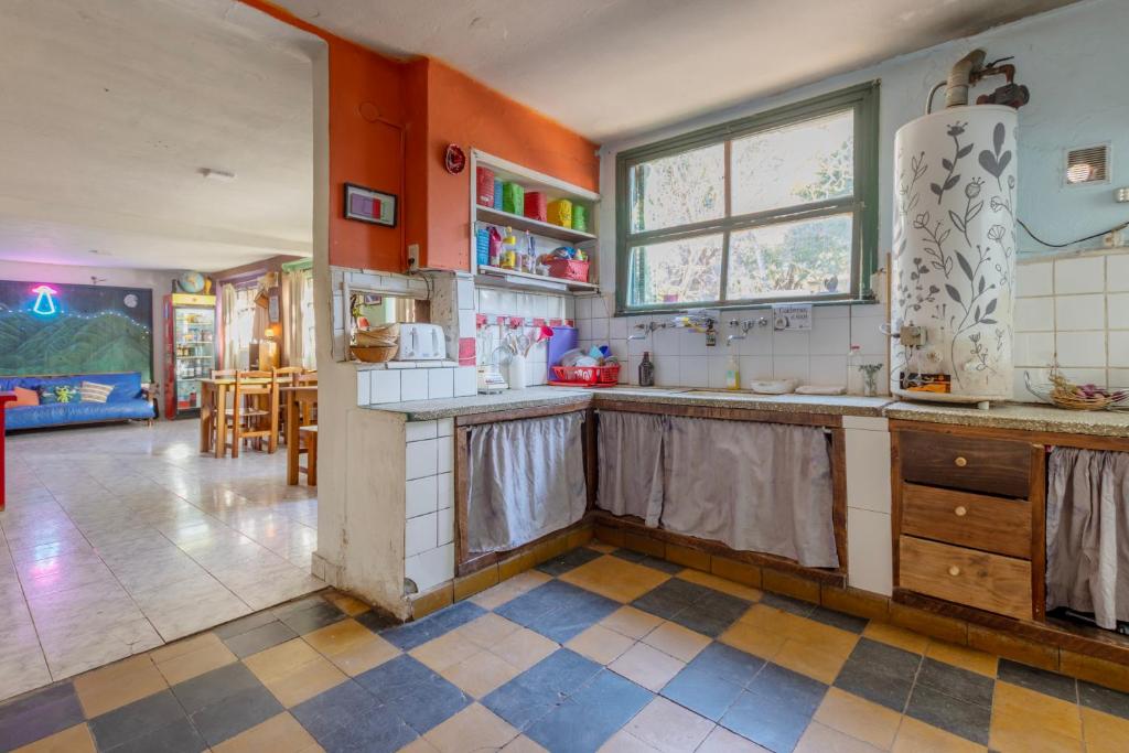Kuchyň nebo kuchyňský kout v ubytování Puerta Azul Hostel
