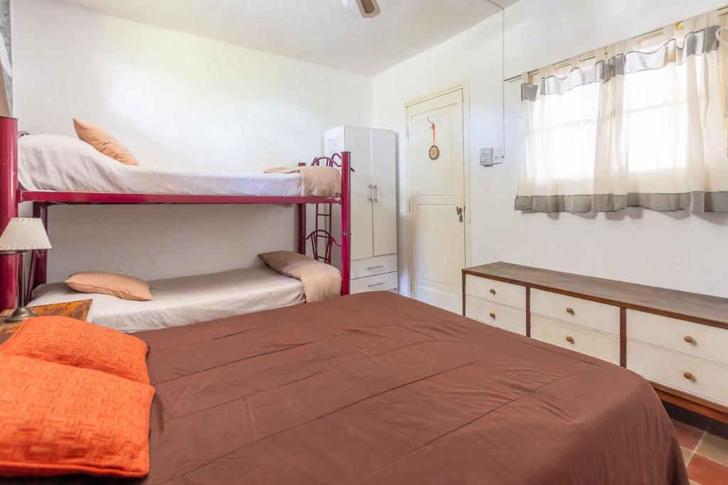 Postel nebo postele na pokoji v ubytování Puerta Azul Hostel