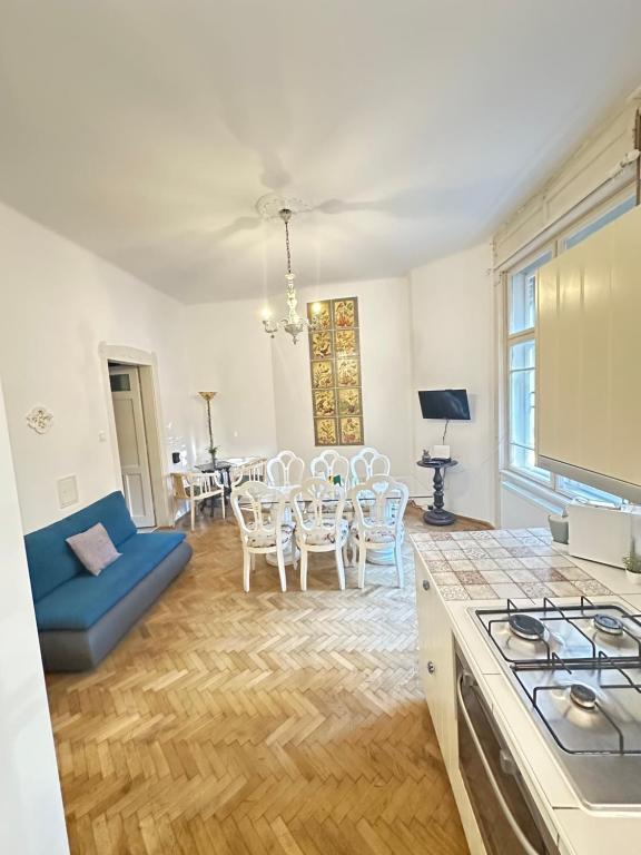 eine Küche und ein Wohnzimmer mit Tisch und Stühlen in der Unterkunft Heritage Harmony with FREE PARKING in Budapest