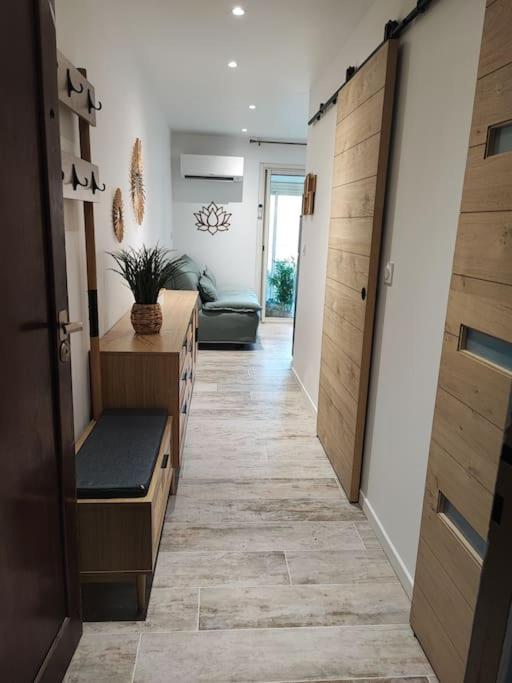 - un couloir avec un salon doté d'un canapé dans l'établissement T1 - Bord de Mer, à Six-Fours-les-Plages