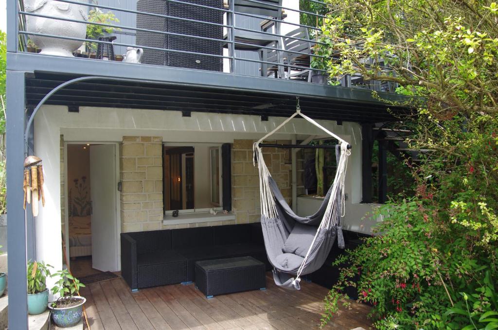 - un hamac suspendu sur le côté de la maison dans l'établissement Oriana & Philippe au pied du métro 4, à Bagneux