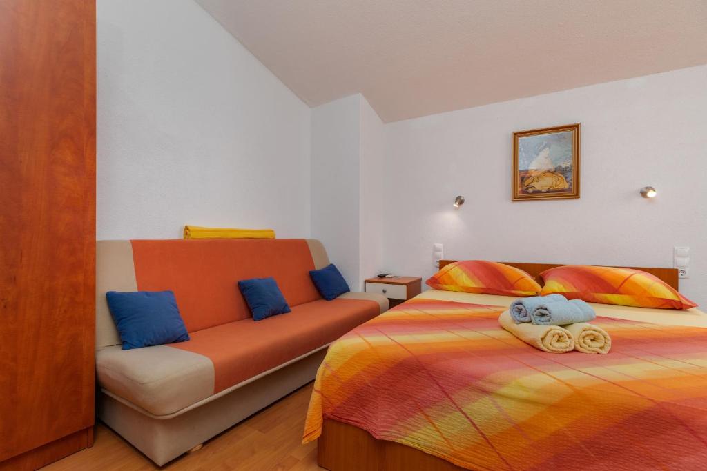 Posteľ alebo postele v izbe v ubytovaní Apartments by the sea Drasnice, Makarska - 6697
