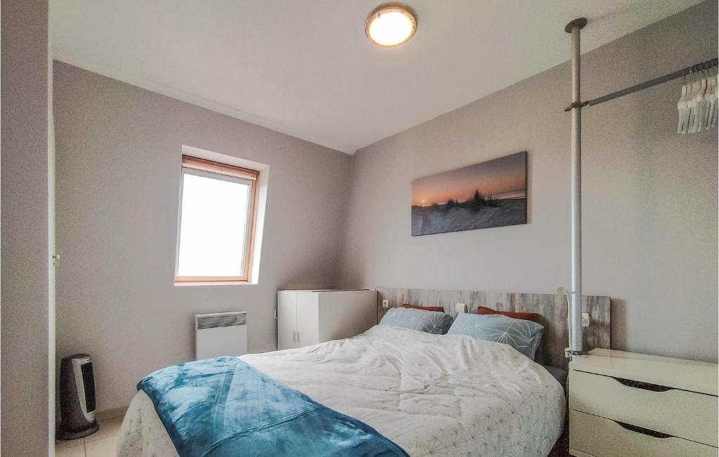 Postel nebo postele na pokoji v ubytování 2 Bedroom Awesome Apartment In Bredene