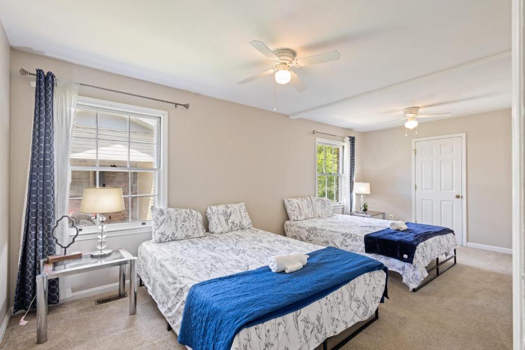 Ένα ή περισσότερα κρεβάτια σε δωμάτιο στο The Magnolia Manor 4BR Greenway Retreat