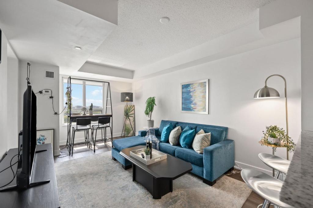 Luxury 2BDR Condo w pool, hot tub, sauna & 10m from Airport