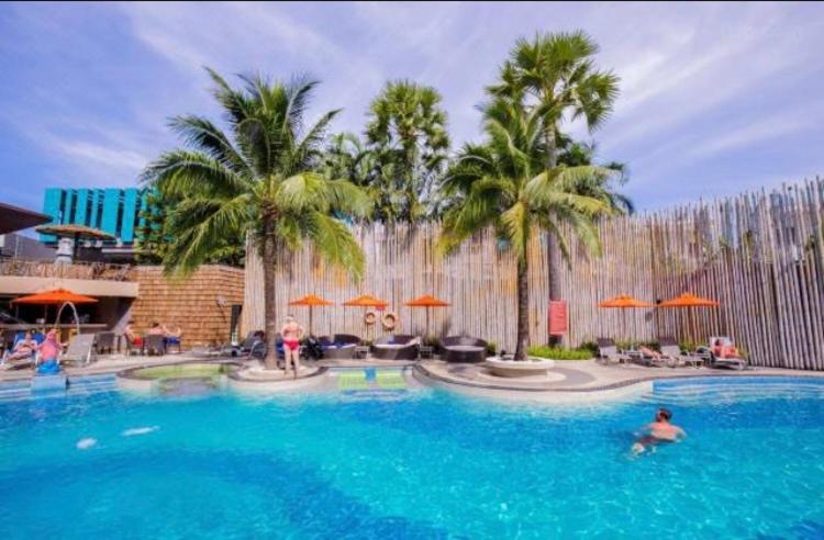 Bazén v ubytování Kata Beach Guesthouse-The Beach Condo nebo v jeho okolí
