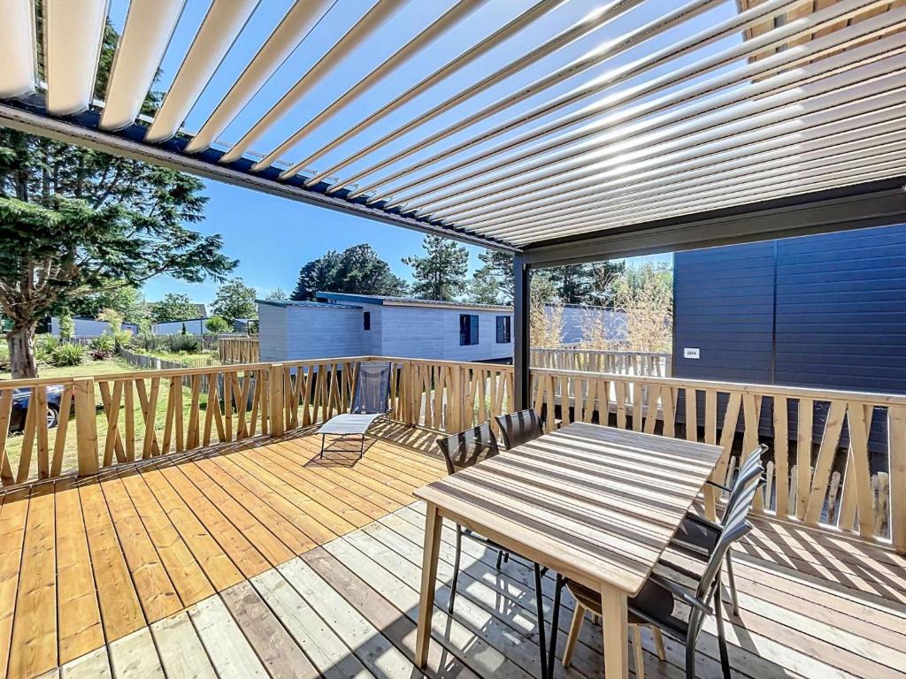Zdjęcie z galerii obiektu Chalet de standing à Jullouville - Piscine chauffée, près de la plage, 6 couchages, Wi-Fi - FR-1-361-453 w mieście Jullouville-les-Pins