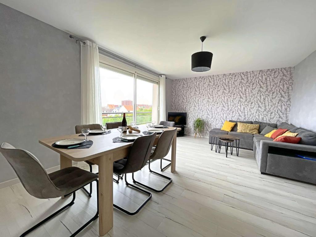 un salon avec une table, des chaises et un canapé dans l'établissement Appartement avec Balcon, Parking Privé, à 10 Min de la Plage - 2 Chambres - FR-1-646-71, à Berck-sur-Mer