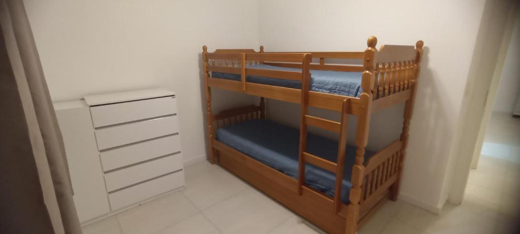 ジョインヴィレにあるApartamento Aliciaの二段ベッド1組