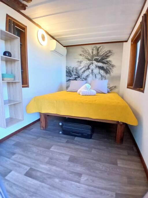 سرير أو أسرّة في غرفة في Fare Ohiti, face au spot de surf de Haapiti