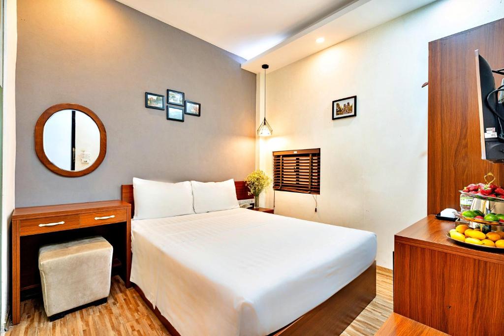 Postel nebo postele na pokoji v ubytování HANZ Ami Central Hotel