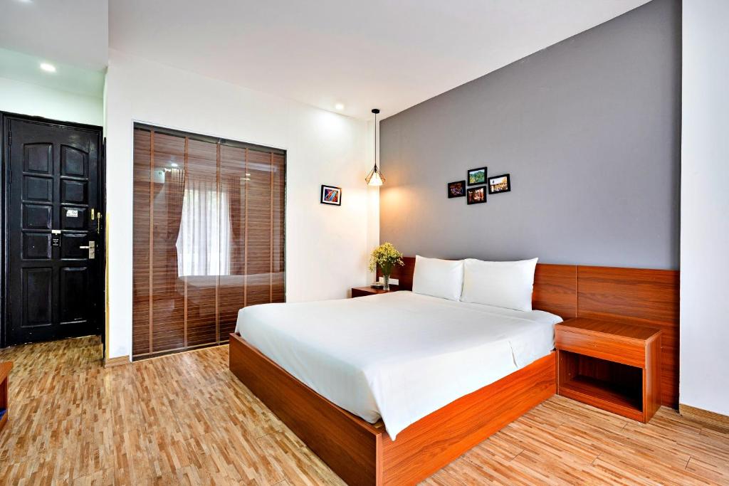 Postel nebo postele na pokoji v ubytování HANZ Ami Central Hotel