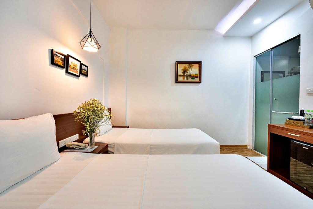 Postel nebo postele na pokoji v ubytování HANZ Ami Central Hotel