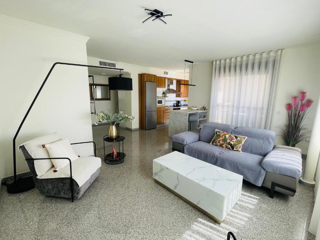 Kuchyň nebo kuchyňský kout v ubytování Luxury apartment with sea views private parking and terrace