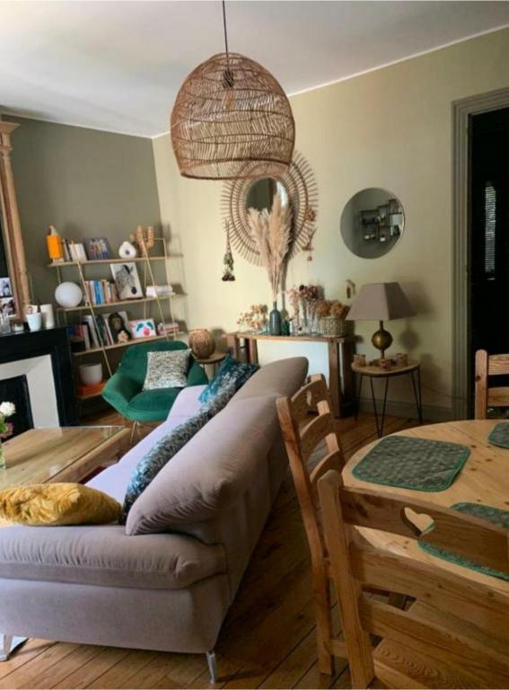 un salon avec un canapé et une table dans l'établissement Vue sur la cité, à Carcassonne