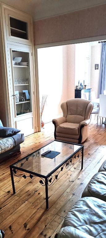 un salon avec un canapé et une table basse dans l'établissement Résidence des Bruyères, Mont Dore, à Mont-Dore